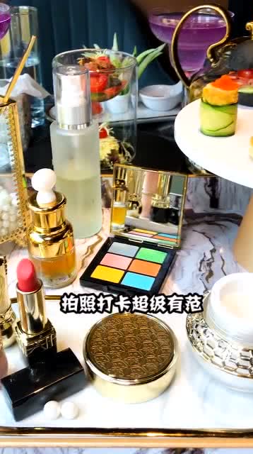 打卡長(zhǎng)沙美食 昨天的甜品做成了女生喜歡的化妝品樣子