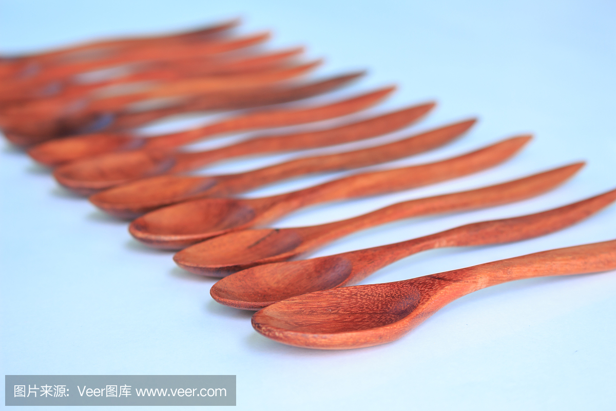 白色背景上的湯匙木